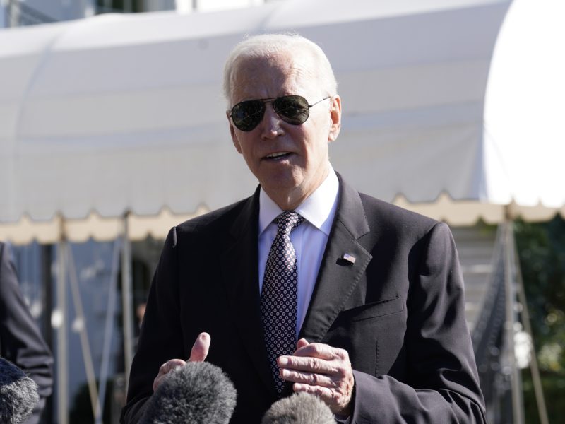 Biden dice que Maduro tiene que hacer mucho para que se relajen sanciones