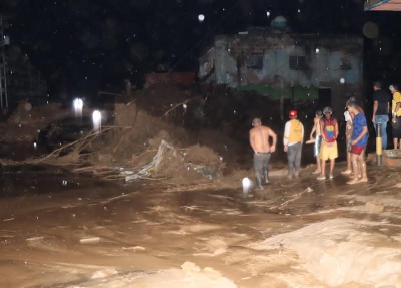 Dos personas fallecidas y una desaparecida por deslave en Las Tejerías