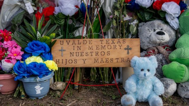Un memorial a las víctimas del tiroteo en Uvalde