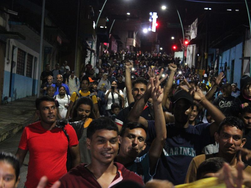 Caravana de venezolanos parte del sur de México pese a restricciones de EEUU