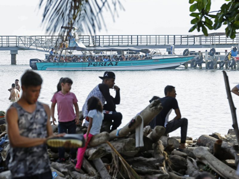 Se hunde una lancha con migrantes y uno muere ahogado en el Caribe de Panamá