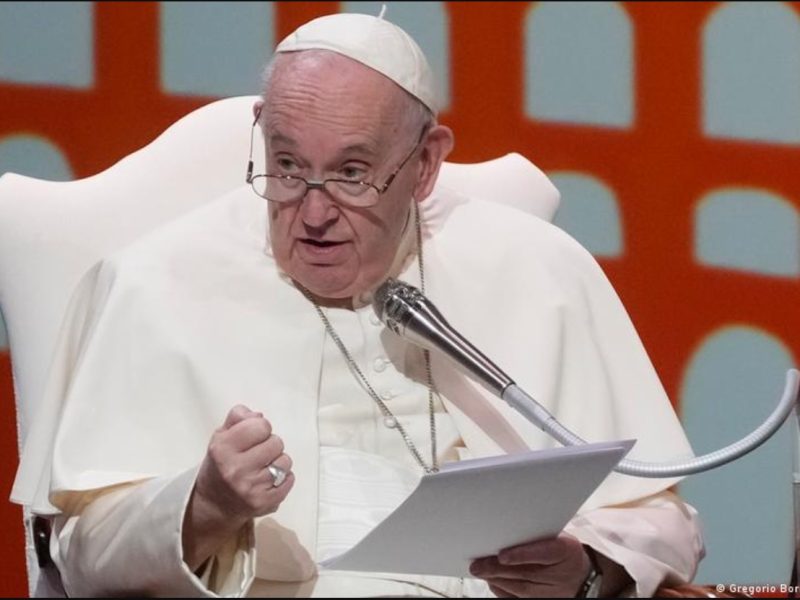 Papa Francisco : ser homosexual no es un delito