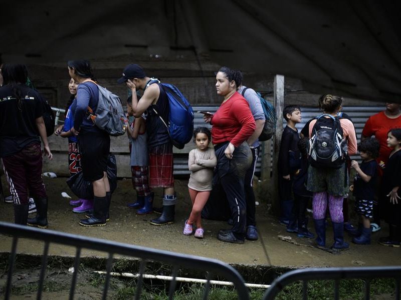 Miles de venezolanos varados en selva de Panamá por cierre terrestre en EE.UU
