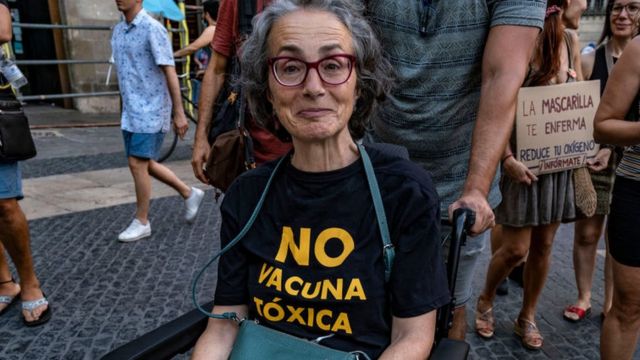 Una mujer con una camiseta que lee: 