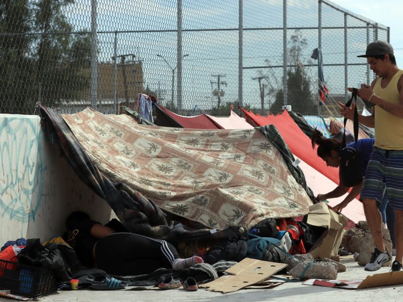 Venezolanos piden asilo en frontera sur de México para evitar deportación