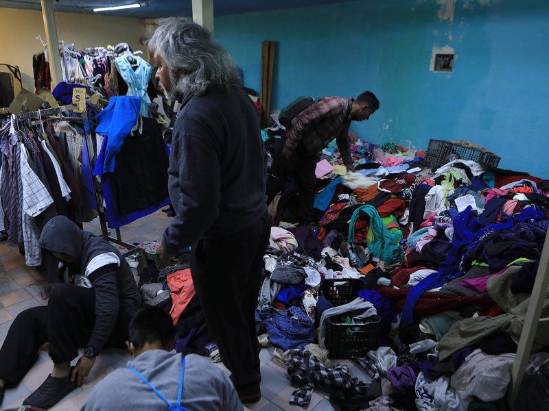 Mexicanos instalan "Gratis Tienda" para venezolanos varados en la frontera