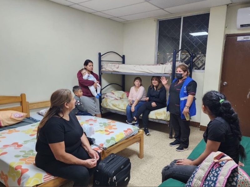 Asisten a 70 venezolanos que esperaban en Ecuador vuelo de repatriación