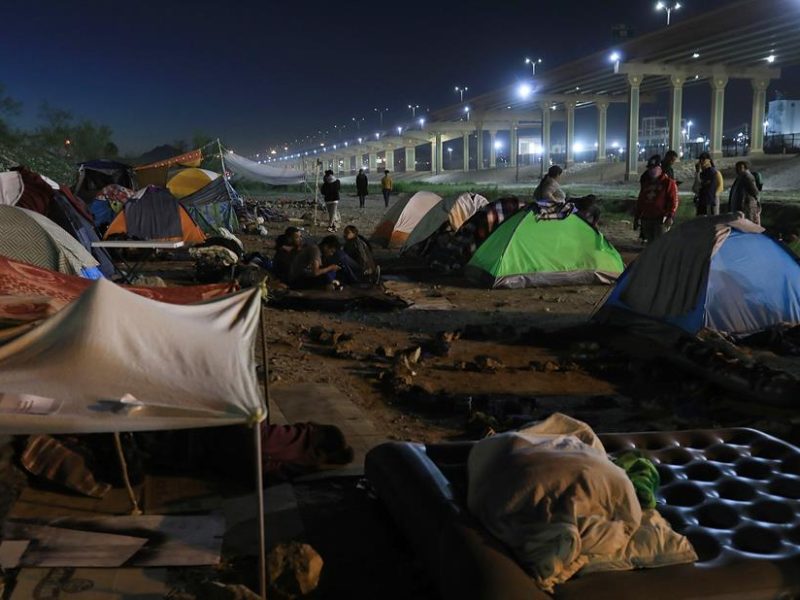 Administración Biden no puede finiquitar el programa “Quédate en México” con la que se expulsa a migrantes