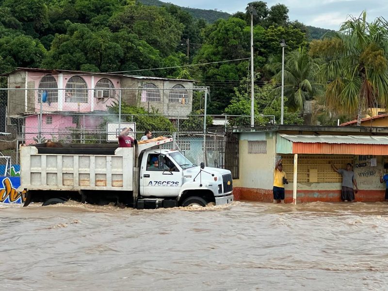 Sucre: Se desborda el río Manzanares en Cumaná y cede carretera en San Juan de las Galdonas