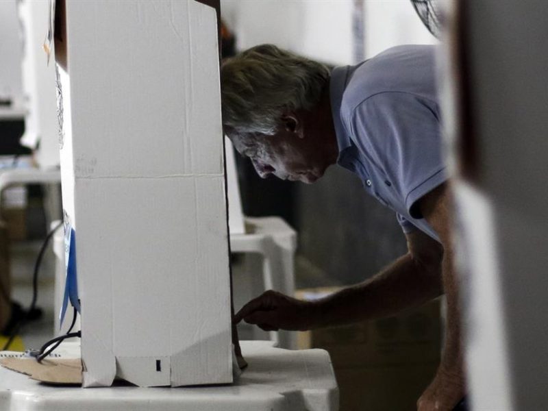 Autoridad electoral de Brasil pide explicaciones a la Policía por retenes