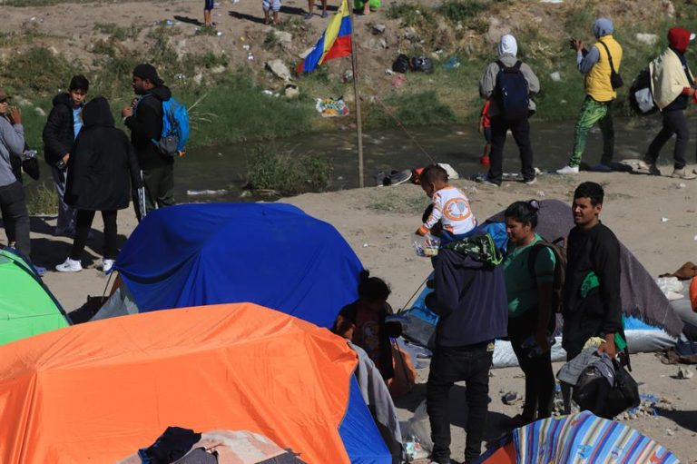 Hasta 3 mil venezolanos por día llegaron a EEUU en septiembre, dice CBS News