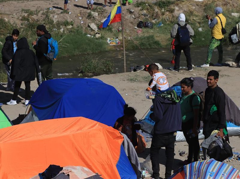 Hasta 3 mil venezolanos por día llegaron a EEUU en septiembre, dice CBS News