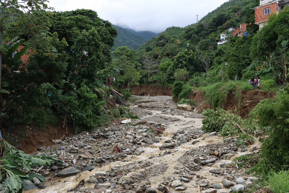 Macuto- desbordamiento del río el Cojo (Mairet Chourio)