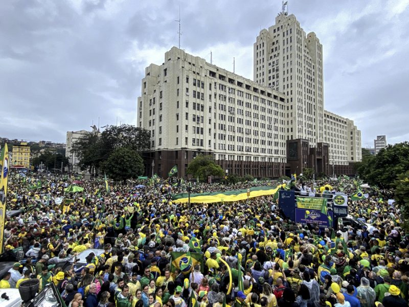 Seguidores de Bolsonaro marcha para exigir que los militares den un golpe de Estado a Lula