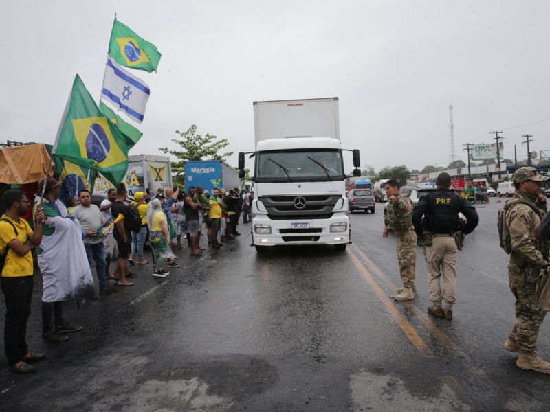 Presidente brasilero Jair Bolsonaro pide a camioneros que cesen su protesta