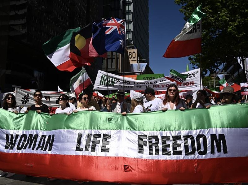 Protestas continúan en Irán a pesar de las detenciones y la represión