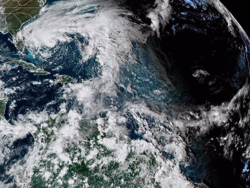 Los vientos de Nicole se fortalecen y es ya una "gran tormenta tropical"