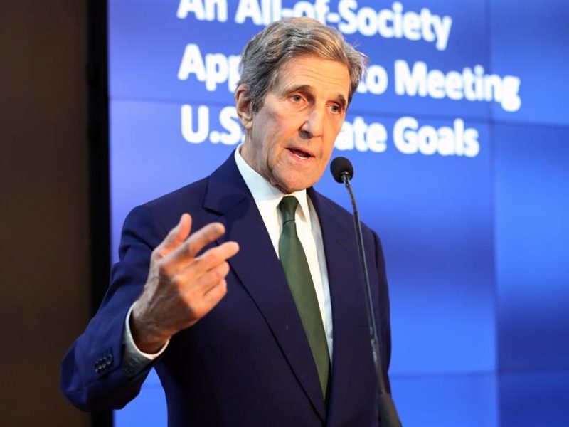 Departamento de Estado dice que saludo de Kerry con Maduro no estaba planificado