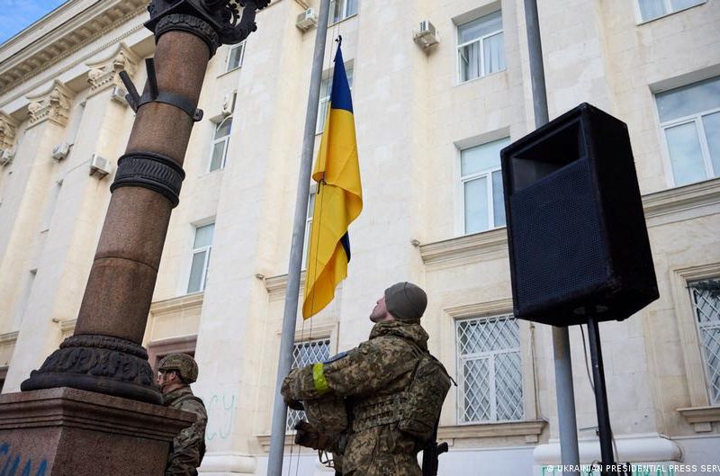 Zelenski iza la bandera ucraniana en la recién liberada Jersón