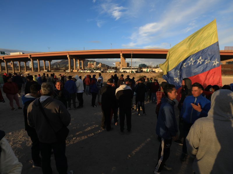 DHS seguirá expulsando migrantes mientras esté vigente el Título 42