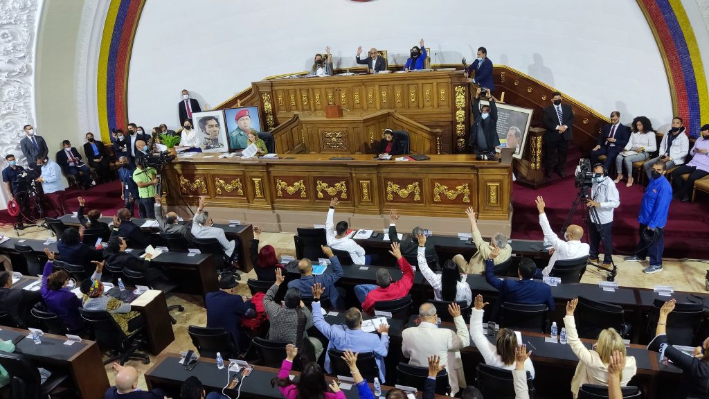 Declarar a Consejos Comunales como instancias territoriales viola Constitución, advierte diputado