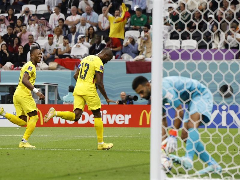 Ecuador debuta con triunfo ante una débil Qatar