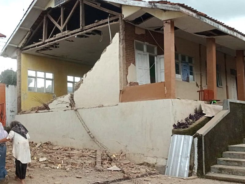 Al menos 62 muertos por un sismo en la provincia más poblada de Indonesia