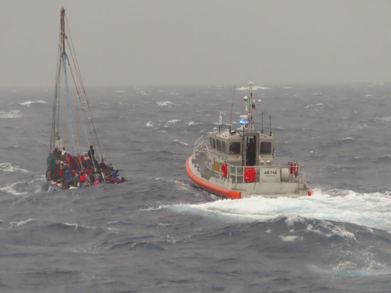 Rescatan a 180 migrantes haitianos en mar de Florida y suspenden búsqueda de cubanos