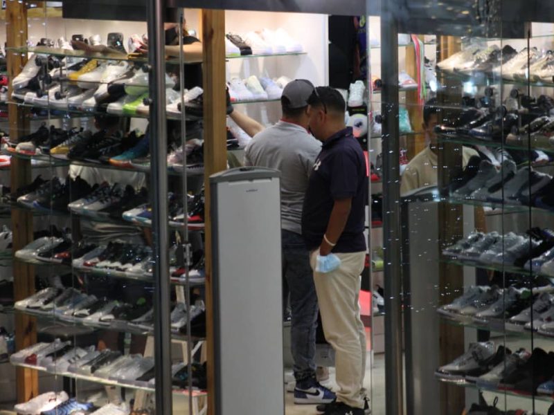 Así se preparan los comercios de Caracas para el Black Friday (Fotos)