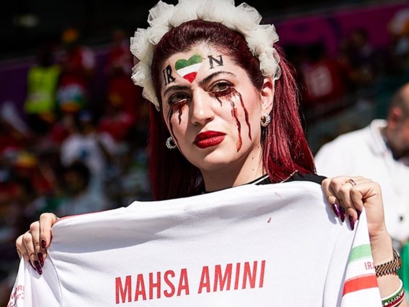 Desalojan de gradas de Qatar 2022 a fanáticos que protestaron contra régimen iraní