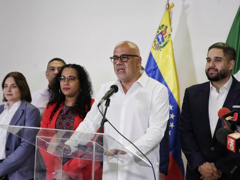 En mesa de diálogo acuerdan descongelar 5.000 millones de dólares, afirma El País