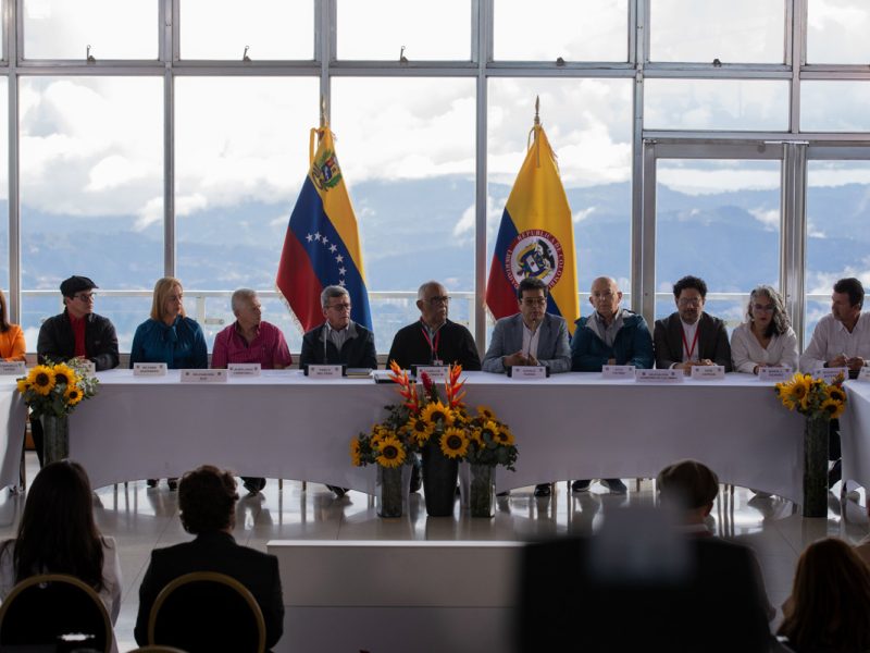 Gobierno de Colombia y ELN concluyen la primera ronda de diálogo en Caracas