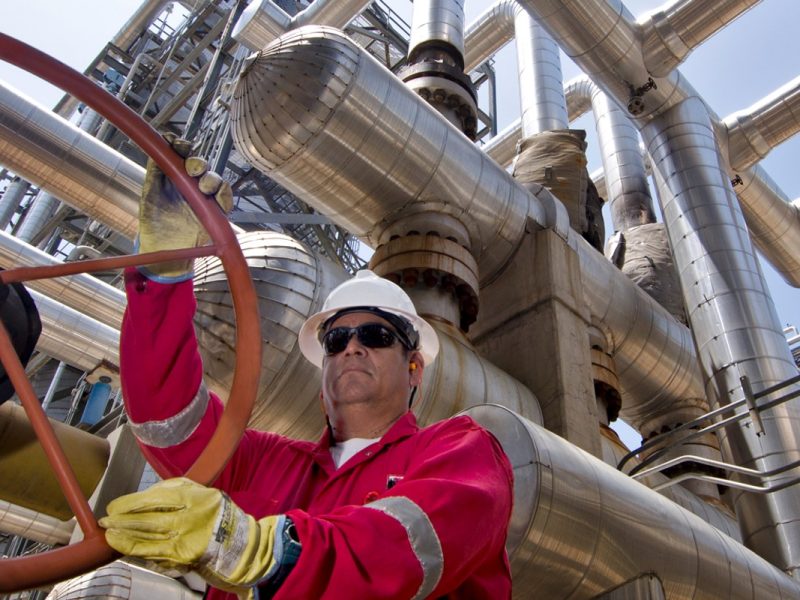 Dejar de exportar petróleo hacia EEUU sería un “golpe duro” para la economía, advierten exdiputados 