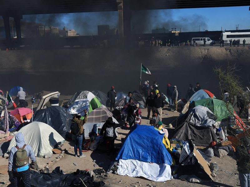 Migrantes venezolanos son desalojados por autoridades mexicanas en el Río Bravo
