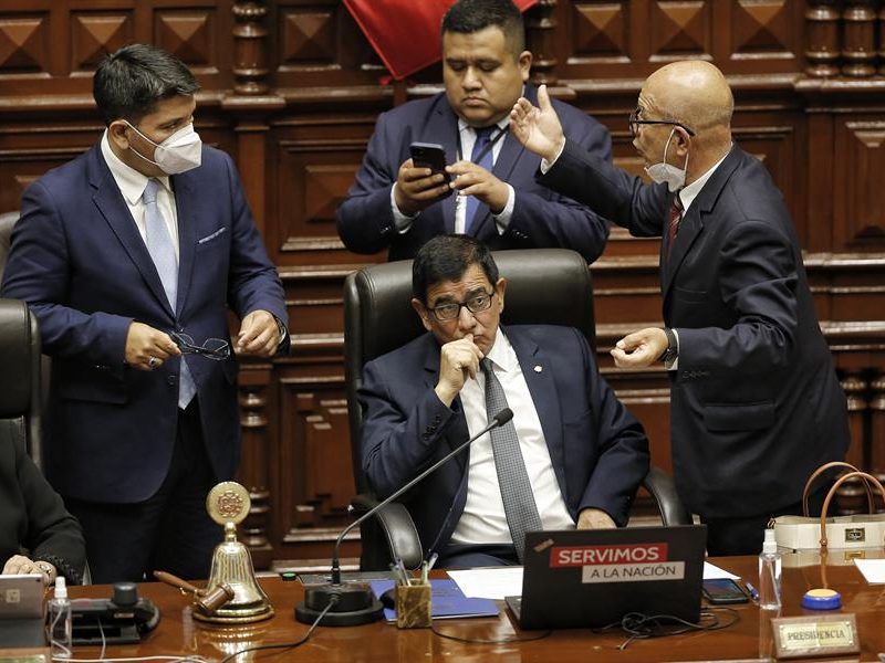 Congreso de Perú destituye a Castillo por "permanente incapacidad moral"