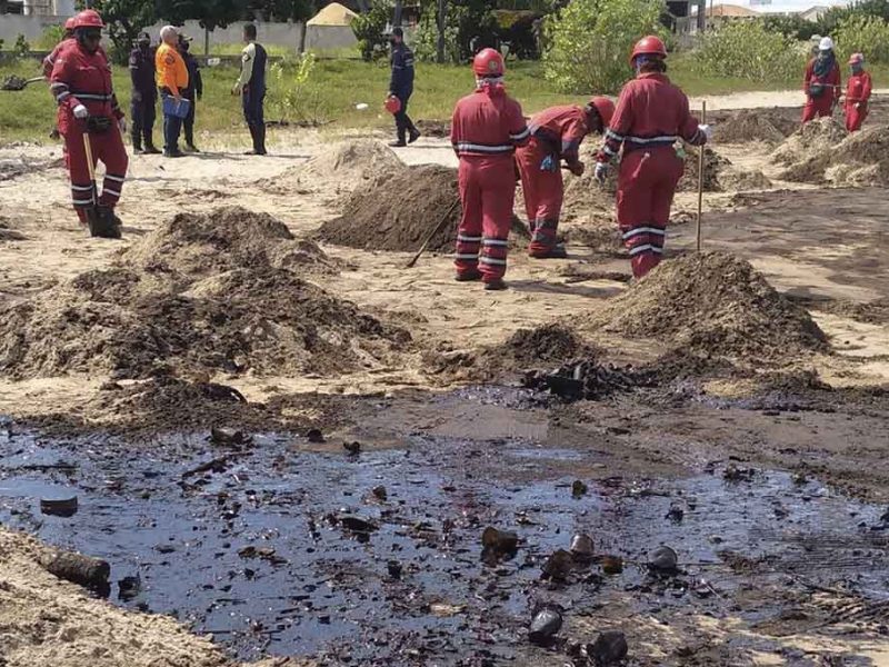 Inician recolección de hidrocarburo tras derrame de petróleo en playas de Lechería