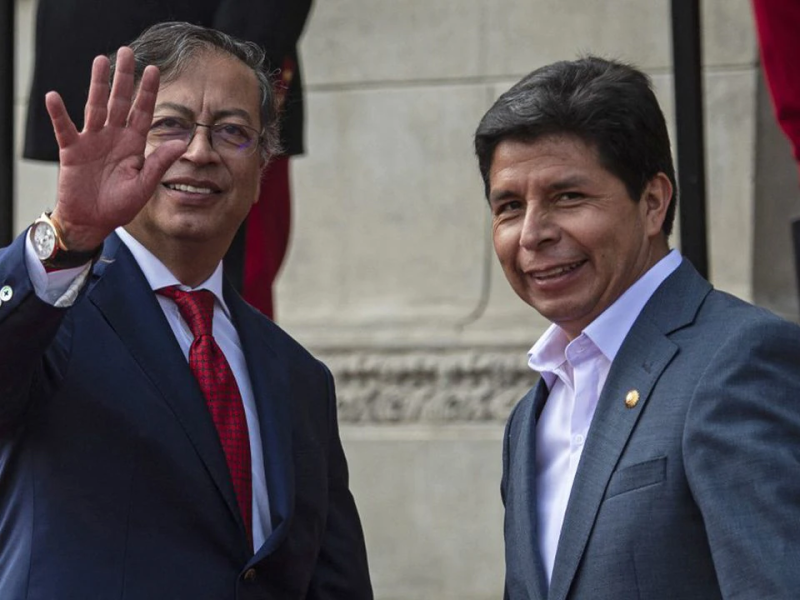 Petro cuestiona "golpe parlamentario" contra Castillo pero dice que el peruano se equivocó