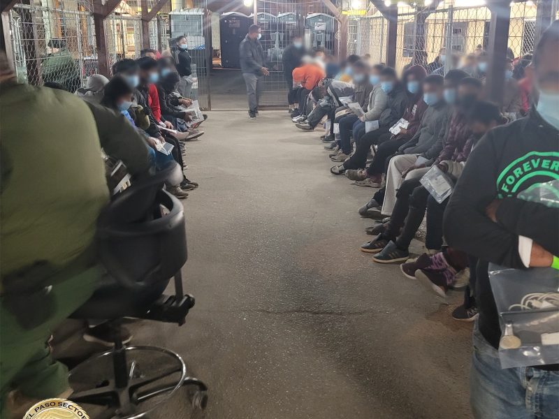 Más de 1.500 migrantes cruzan hacia EEUU y colapsan El Paso