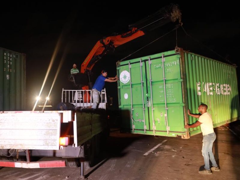 Autoridades retiran contenedores del puente de Tienditas