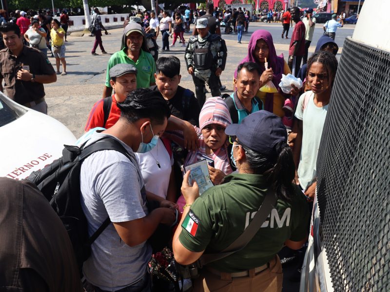 Migrantes se entregan para regularizarse en México ante más operativos