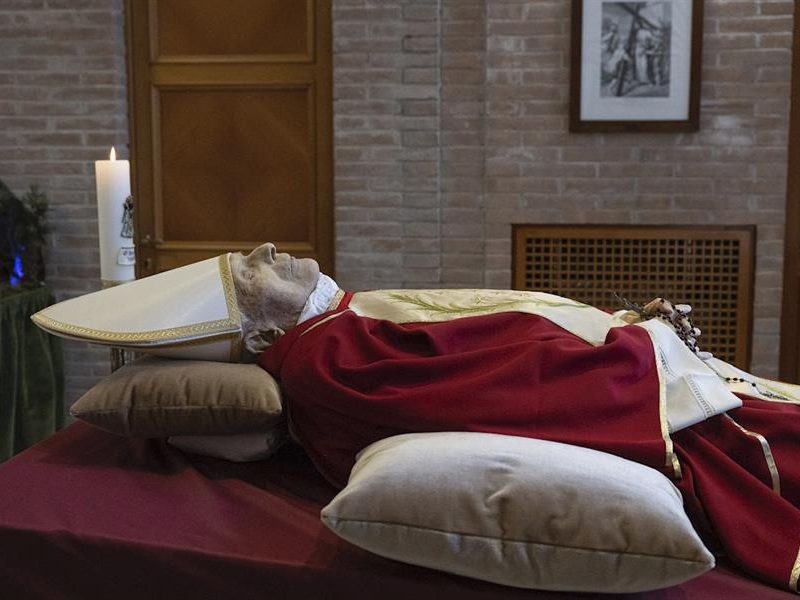 Primeras imágenes de la capilla ardiente de Benedicto XVI