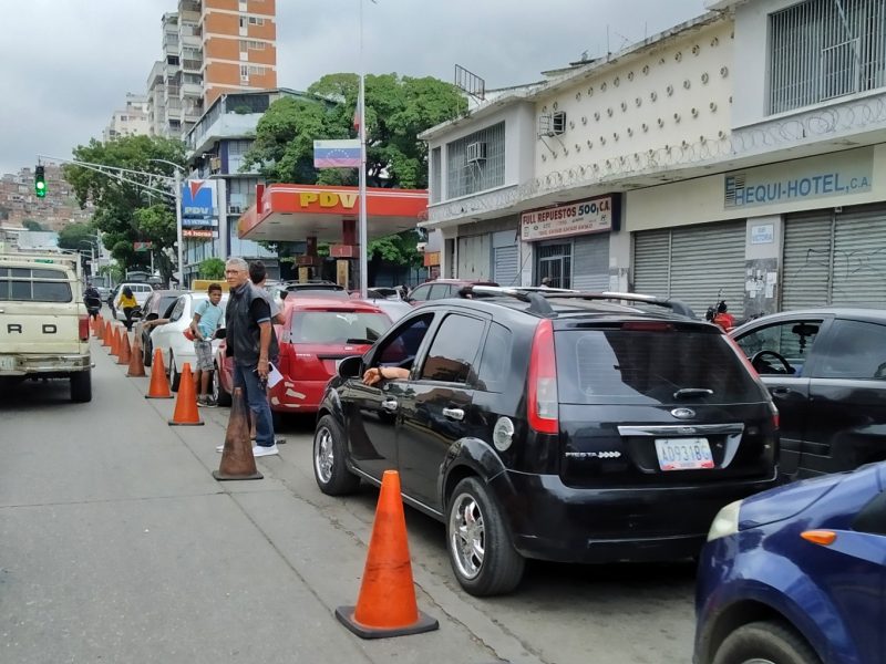 Colas en las bombas de gasolina- Av. Victoria (Mairet Chourio)