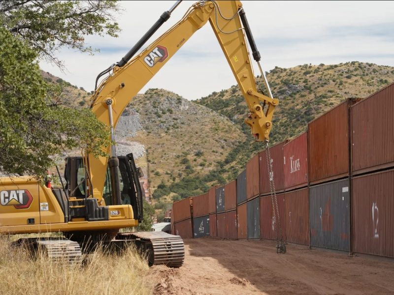Comienza remoción de polémicos contenedores de la frontera de EEUU y México