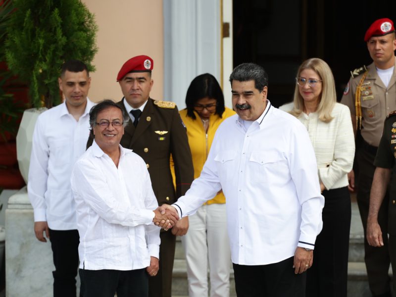 Maduro busca “resetear” la mesa de negociación en México con iniciativa de Petro, advierten expertos