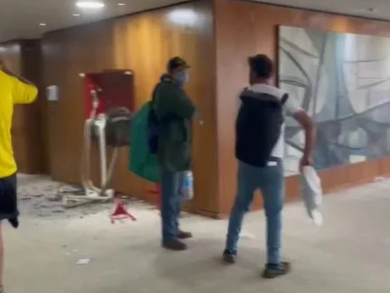 Simpatizantes de Bolsonaro invadieron el Congreso de Brasil y piden intervención militar