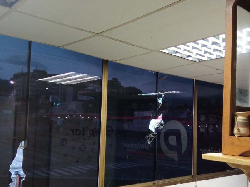 Atacan con piedras la sede de un medio digital en Trujillo
