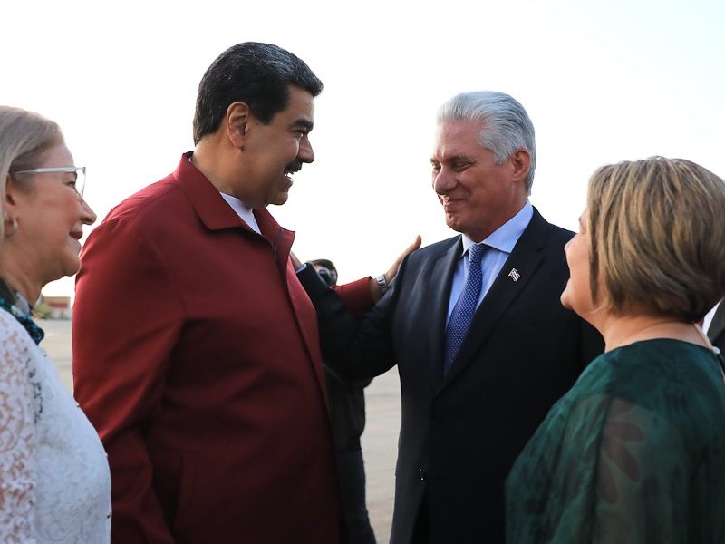 Presidente de Cuba llega a Caracas a un encuentro con Nicolás Maduro