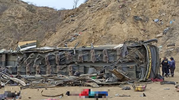 Al menos 20 muertos en el norte de Perú, tras caer autobús por precipicio