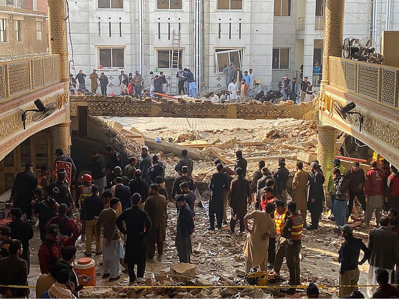 ataque suicida deja 27 muertos y 140 heridos en una mezquita en Pakistán