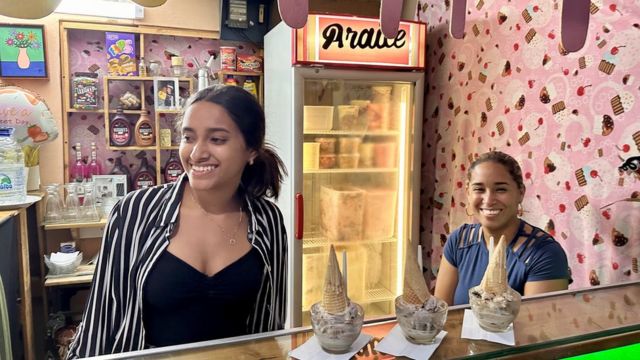 Aray y su mamá, Dayalín Torres, en su heladería 